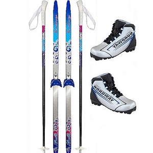Лыжи с ботинками и палками