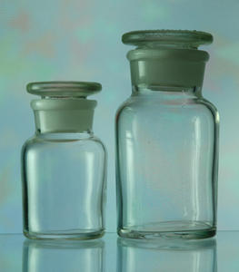 Склянки д/реактивов с широкой горловиной и притертой пробкой из светлого стекла 125 мл