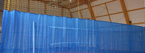 Заградительный занавес «ткань + сетка», размер 8 х 27м. До высоты 3,0м  прозрачный материал, выше сетка